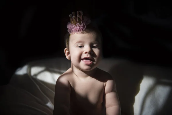 Şirin Bebek Kız Gülümseyerek Oturan Küçük Bir Taç Ile — Stok fotoğraf