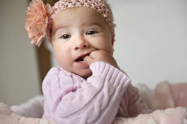 Portrait Bébé Fille Avec Arc Sur Tête Posant Dans Des — Photo