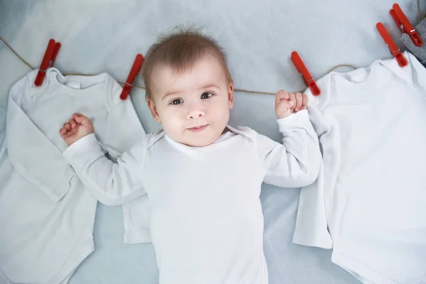 Adorável Menina Com Roupa Pendurada — Fotografia de Stock