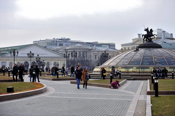 Москва Россия Марта 2014 Года Туристы Идущие Манежной Площади Москве — стоковое фото