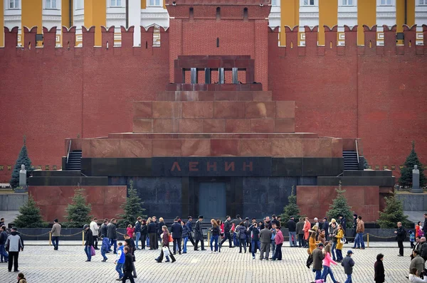 Moscú Rusia Marzo 2014 Turistas Caminando Frente Mausoleo Lenin Muro Imagen de archivo