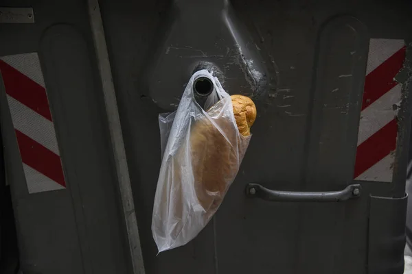 Пластиковый Белый Мешок Хлебом Висит Металлическом Контейнере Мусора Оставленный Бездомным — стоковое фото