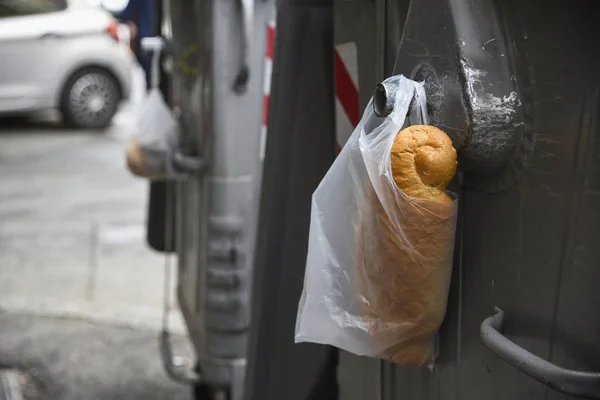 Plast Vit Påse Med Bröd Hänga Metall Behållare För Skräp — Stockfoto