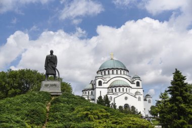 Sırbistan 'ın başkenti Belgrad' daki Saint Sava Katedrali önünde Karageorge Petrovitch anısına dikilen anıt