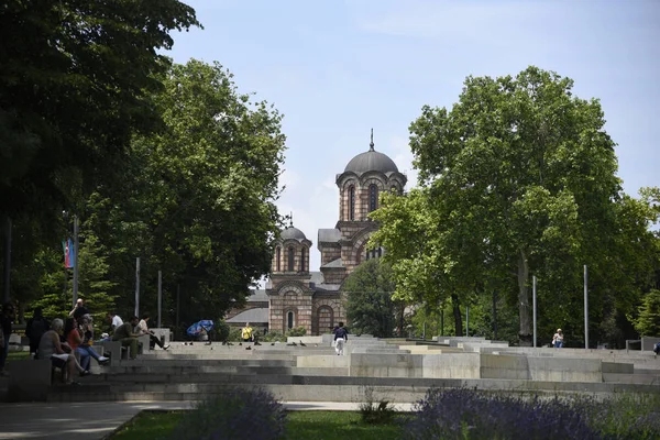 Belgrad Sırbistan Haziran 2019 Nsanlar Saint Marks Kilisesi Manzaralı Ağaçların — Stok fotoğraf