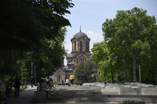 Belgrad Sırbistan Haziran 2019 Nsanlar Saint Marks Kilisesi Manzaralı Ağaçların — Stok fotoğraf