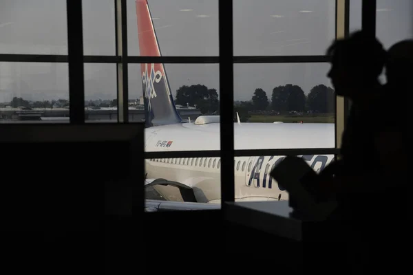 Belgrad Sırbistan Haziran 2019 Airserbia Uçağına Bakmak Için Havaalanında Bekleyen — Stok fotoğraf