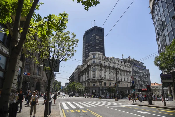 Belgrad Serbien Juli 2019 Människor Som Går Centrum Nära Buliding — Stockfoto