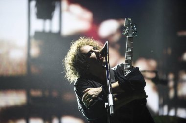 Novi Sad, Sırbistan - 04 Temmuz 2019: Exit festivalinde Ana Sahne'de Cure'un (Robert Smith resimdeki) sahnesini sahnelemek. Tribe teanı ile 19..