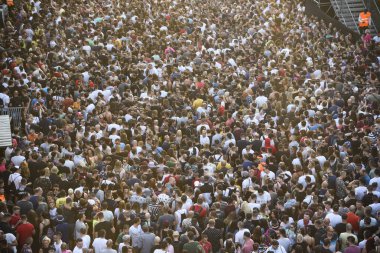 Novi Sad, Sırbistan - 04 Temmuz 2019: Çıkış Festivali ziyaretçileri gün doğumunda Dance Arena'da dans ediyor. Tribe teanı ile 19..