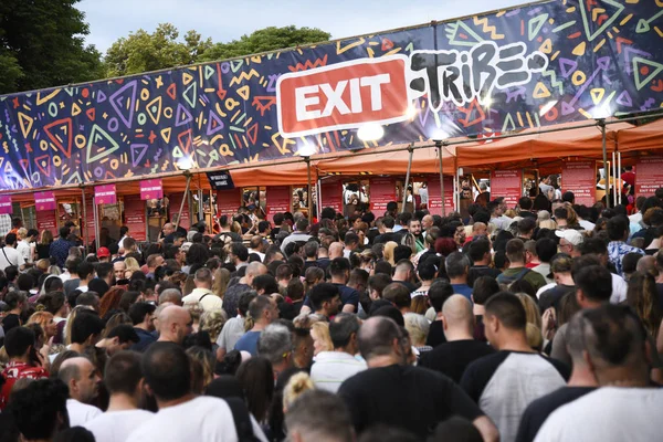 Novi Sad Serbien Juli 2019 Besøgende Ankommer Til Exit Festival - Stock-foto