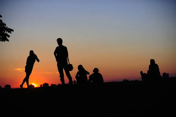 Belgrade Serbia Agosto 2015 Siluetas Jóvenes Atardecer Parque Kalemedan Fortaleza — Foto de Stock