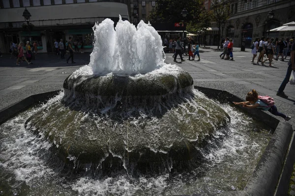 Belgrada Serbia Junio 2019 Niña Jugando Con Agua Fuente Calle —  Fotos de Stock