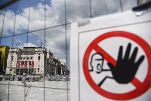 ベオグラード セルビア 2019年6月24日 共和国広場の再建によるワイヤーと禁止入り口の看板を通して ベオグラード セルビアの国立劇場の眺め — ストック写真