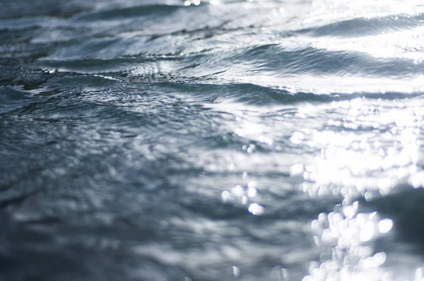 Salpicaduras de sol en la superficie del mar —  Fotos de Stock