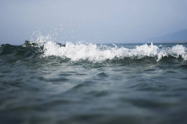 Las olas en la superficie del mar — Foto de Stock