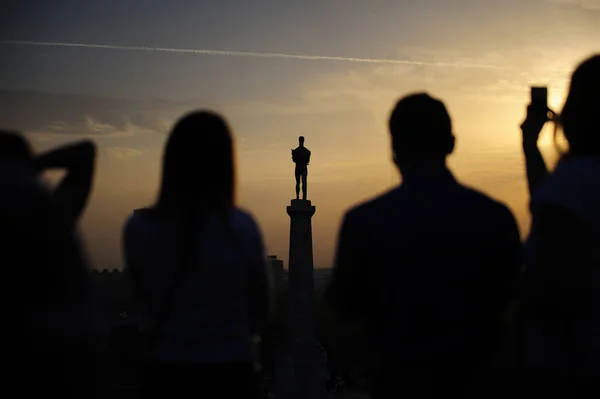 Belgrád Szerbia Október 2014 Sihouettes Fiatalok Naplementekor Kalemegdan Parkban Emlékmű — Stock Fotó