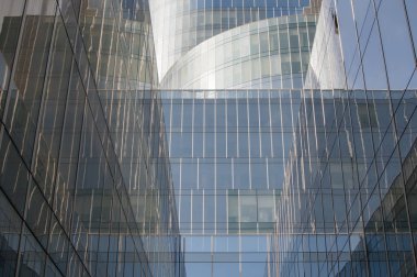 Modern ofis binasında cam pencerelerde geometri mimarisi