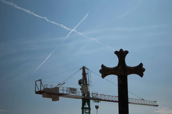 Крест Крыше Собора Барселоны Строительный Кран Против Голубого Неба — стоковое фото