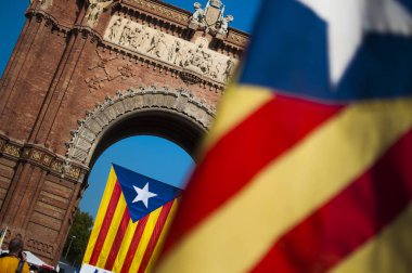 Katalonya Ulusal Günü kutlamaları sırasında Arc de Triomf'ta Katalonya bayrakları asılmış