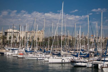 Barselona, İspanya - 9 Eylül 2014: Marina Port Vell, Barselona, İspanya güneşli bir yaz gününde