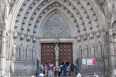 Barselona, İspanya - 7 Eylül 2014: Gotik Mahallesi'ndeki Kutsal Haç ve Aziz Eulalia Katedrali'ne giren turistler, Barselona, Katalonya, İspanya