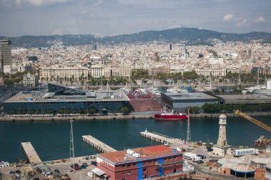 Barselona, İspanya - 9 Eylül 2014: Barselona'nın havadan görünümü, Denizcilik Müzesi, teleferikten Montjuic tepesine, Barceloneta plajı ve Port Vell ile. Katalonya, İspanya, Avrupa