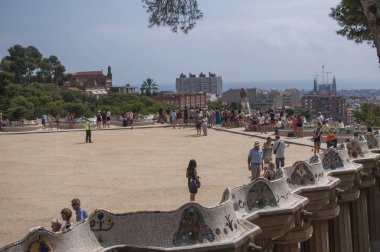 Barselona, İspanya - 13 Eylül 2014: Ünlü bankın görünümü - Park Guell'in ana terasında serpantin oturma