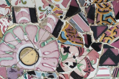 onun Parc Guell, Barselona, Spai de Antoni Gaudi tarafından renkli seramik karo doku mozaik