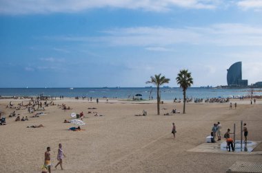 Barselona, İspanya - 13 Eylül 2014: Barceloneta sahilinde dinlenen insanların görünümü, Akdeniz kıyı şeridi