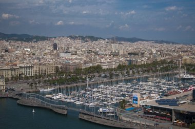 Barselona, İspanya - 9 Eylül 2014: Barceloneta plajı ve Port Vell ile Montjuic tepeye kablo lu yoldan Barcelona havadan görünümü. Katalonya, İspanya, Avrupa