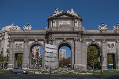 Madrid, İspanya - 14 Eylül 2014: Puerta de Alcala, İspanya'nın Madrid kentinde bulunan Plaza de la Independencia'da bulunan neo-klasik bir anıttır. Avrupa'nın ilk modern post-Roma zafer kemeri olarak kabul edilir..