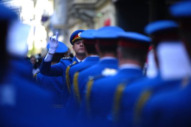 Belgrad, Sırbistan - 22 Nisan 2014: Sırp Ordusu'nun onursal orkestrası Belgrad'daki Knez Mihajlova caddesinde tanıtım yürüyüşü sırasında müzik çalıyor