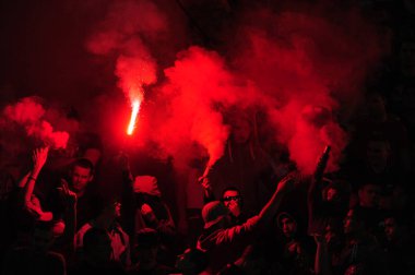 Belgrad, Sırbistan - 23 Ağustos 2015: Sırp futbol takımı Fc Red Star taraftarları ofter takımının meşalelerini yaktılar gol attı