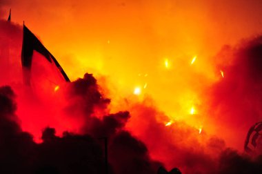 Belgrad, Sırbistan - 23 Ağustos 2015: Sırp futbol takımı Fc Red Star taraftarları ofter takımının meşalelerini yaktılar gol attı
