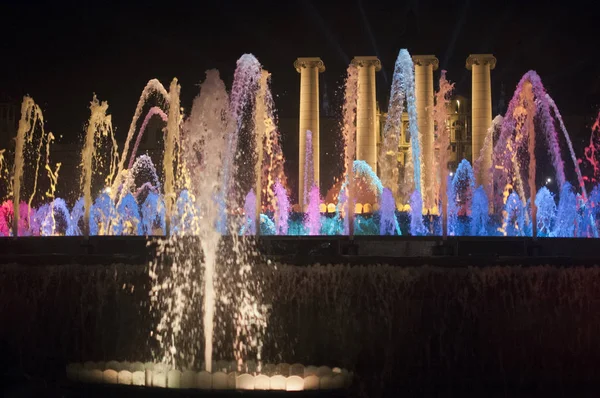 Magic Barcelona Fontanny Wielu Turystów Patrząc Kolorowy Pokaz Świetlny Różnych — Zdjęcie stockowe