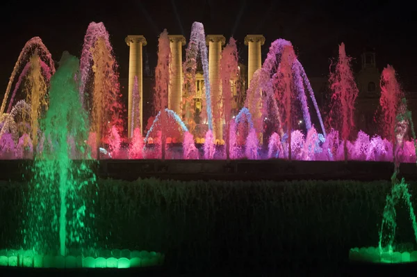 Magic Barcelona Fontanny Wielu Turystów Patrząc Kolorowy Pokaz Świetlny Różnych — Zdjęcie stockowe