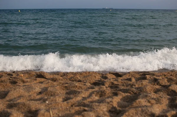 Берегова Лінія Піском Хвилями Морських Ковзанах Небі Фоні — стокове фото
