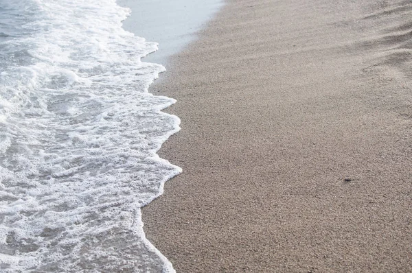 Берегова Лінія Піском Хвилями Морських Ковзанах Фоні — стокове фото