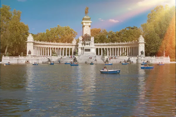 Madrid Spanje September 2014 Toeristen Rusten Boten Het Meer Het — Stockfoto