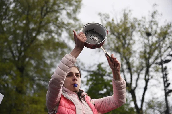 Belgrade Serbie Avril 2017 Jeune Femme Avec Une Casserole Frappée — Photo