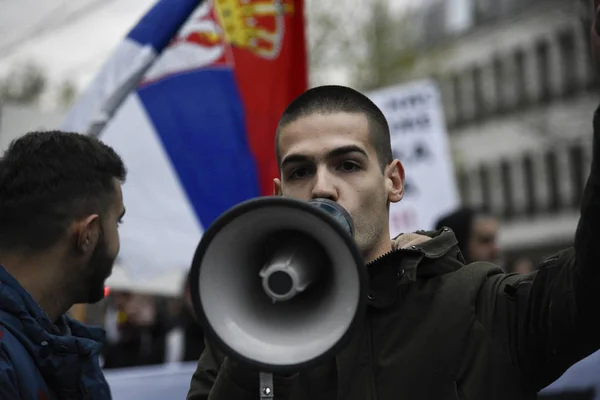 Belgrad Serbia Kwietnia 2017 Młody Człowiek Megafon Podczas Protestu Przeciw — Zdjęcie stockowe
