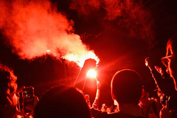 Belgrad, Sırbistan - 4 Nisan 2017: Belgrad'da Sırp cumhurbaşkanını protesto eden göstericiler meşaleyaktı