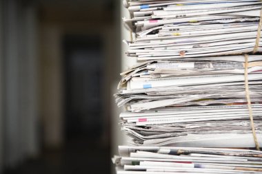 Gazete yığını, arka plan dokusu. Manşetleri, makaleleri ve fotoğrafları olan bir sürü eski dergi.