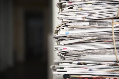 Gazete yığını, arka plan dokusu. Manşetleri, makaleleri ve fotoğrafları olan bir sürü eski dergi.