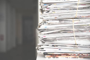 Gazete yığını, arka plan dokusu. Manşetleri, makaleleri ve fotoğrafları olan bir sürü eski dergi.