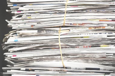 Gazete yığını, arka plan dokusu. Manşetleri, makaleleri ve fotoğrafları olan bir sürü eski dergi.