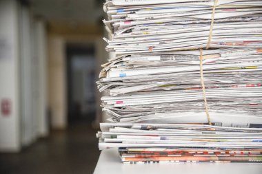 Gazete yığını, arka plan dokusu. Manşetleri, makaleleri ve fotoğrafları olan bir sürü eski dergi.