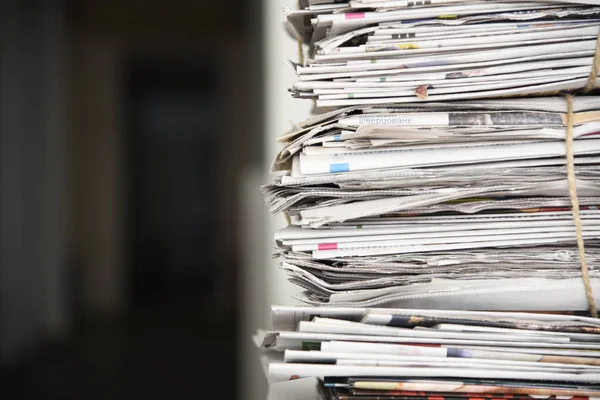 Gazete yığını, arka plan dokusu. Manşetleri, makaleleri ve fotoğrafları olan bir sürü eski dergi.