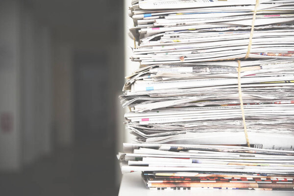 Куча газет, текстура фона. Много ретро журналов с заголовками, статьями и фотографиями
